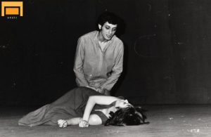 Adrian Pintea (Eumet) și Mirela Gorea (Antigona), în spectacolul Oedip salvat, de Radu Stanca, în regia lui Mihai Măniuțiu. Institutul de Artă Teatrală și Cinematografică „I.L. Caragiale” (azi, Universitatea Națională de Artă Teatrală și Cinematografică „I.L.Caragiale”), București, 10.05.1977. Sursă: © Arhiva de Teatru UNATC.