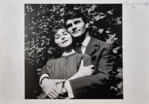 Melania Ursu (Ea), alături de George Motoi (El), în Eu nu sînt Turnul Eiffel, de Ecaterina Oproiu, în regia Soranei Coroamă. Teatrul Național Cluj, 16.10.1965. Sursă fotografii: © Arhiva Teatrului Național „Lucian Blaga” Cluj Napoca.