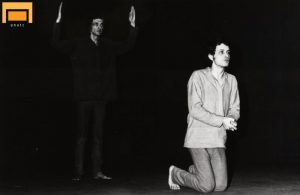 Marcel Iureș (Oedip) și Adrian Pintea (Eumet), în spectacolul Oedip salvat, de Radu Stanca, în regia lui Mihai Măniuțiu. Institutul de Artă Teatrală și Cinematografică „I.L. Caragiale” (azi, Universitatea Națională de Artă Teatrală și Cinematografică „I.L.Caragiale”), București, 10.05.1977. Sursă: © Arhiva de Teatru UNATC.