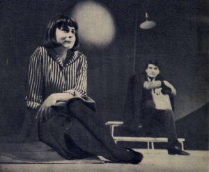 Melania Ursu (Ea), alături de George Motoi (El), în Eu nu sînt Turnul Eiffel, de Ecaterina Oproiu, în regia Soranei Coroamă. Teatrul Național Cluj, 16.10.1965. Sursă fotografii: © A. Mihailopol, Flacăra, anul 14, nr. 46, 13 noiembrie 1965, p. 9.