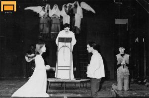 De la stânga la dreapta, Mariana Buruiană (Julieta), Dan Nuțu (Lorenzo), Adrian Pintea (Romeo), în spectacolul Romeo și Julieta, de William Shakespeare, în regia Cătălinei Buzoianu. Institutul de Artă Teatrală și Cinematografică „I.L. Caragiale”, Studio de Teatru IATC (azi, Universitatea Națională de Artă Teatrală și Cinematografică „I.L.Caragiale”), București, 20.05.1978. Sursă: © Arhiva de Teatru UNATC.
