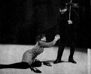 Melania Ursu (Ea), alături de George Motoi (El), în Eu nu sînt Turnul Eiffel, de Ecaterina Oproiu, în regia Soranei Coroamă. Teatrul Național Cluj, 16.10.1965. Sursă fotografii: © Teatrul, anul 10, nr. 12, decembrie 1965, p. 64.