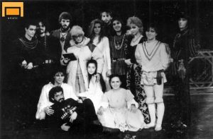 De la stânga la dreapta: Silviu Geamănu (Mercuțio), Dan Zamfirescu (Benvolio), Dragoș Ionescu (Capulet), prof. Olga Tudorache, Bianca Brad (Lady Montaque), Constantin Florescu (Lorenzo), Mihai Răducu (Tybalt), Anca Dinu (Lady Capulet), Florin Grigoraș (Prințul Escalus, Peter, un spițer), Ionel Glonț (Paris), jos, Cristian Iacob (Montaque), prof. Adrian Pintea, Cristina Stoica (Julieta), Cristina Buburuz (Doica Julietei), în spectacolul Romeo și Julieta, de William Shakespeare. Regia: Adrian Pintea. Scenografia: Diana Cupșa. Academia de Teatru și Film București, Studioul de teatru ATF (azi, Universitatea Națională de Artă Teatrală și Cinematografică „I.L.Caragiale”, București), 1992. Sursa: © Arhiva de Teatru UNATC.