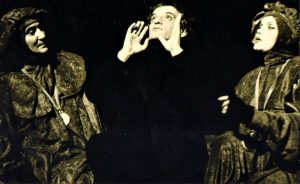 Valentin Mihali (Guildenstern), Adrian Pintea (Hamlet) și Natașa Raab (Rosencrantz), în spectacolul Hamlet, de William Shakespeare, în regia lui Gábor Tompa. Teatrul Național „Marin Sorescu”, Craiova, 05.01.1997. Sursă fotografie: © Arhiva Teatrului Național „Marin Sorescu”, Craiova.
