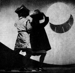 Melania Ursu (Ea), alături de George Motoi (El), în Eu nu sînt Turnul Eiffel, de Ecaterina Oproiu, în regia Soranei Coroamă. Teatrul Național Cluj, 16.10.1965. Sursă fotografii: © Teatrul, anul 10, nr. 12, decembrie 1965, p. 65.