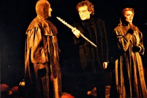Valentin Mihali (Guildenstern), Adrian Pintea (Hamlet) și Natașa Raab (Rosencrantz), în spectacolul Hamlet, de William Shakespeare, în regia lui Gábor Tompa. Teatrul Național „Marin Sorescu”, Craiova, 05.01.1997. Sursă fotografie: © Arhiva Teatrului Național „Marin Sorescu”, Craiova.