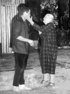 Lujza Orosz (Bătrâna), alături de Lehel Salat (Băiat) în spectacolul Cap de pui, de György Spiró, în regia lui János Vincze. Teatrul Maghiar de Stat Cluj, 17.05.1992. © Arhiva Teatrului Maghiar de Stat Cluj