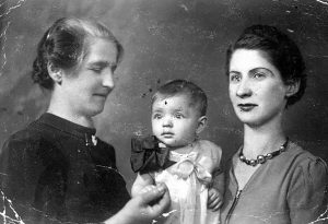 Cornelia Gheorghiu ,1939, la vârsta de un an, între bunică şi mamă. ©Cornelia Gheorghiu, între Ciocârlia şi Sarah Bernhardt / Călin Ciobotari – Iaşi: Junimea, 2010.