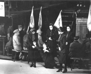 în prim plan: Petru Ciubotaru; în planul doi: Dionisie Vitcu, Cornel Constantiniu, Cornelia Gheorghiu (Petra) şi Silvia Popa. Tango la Nisa, de Mircea Radu Iacoban ,regia Saul Taişler. Teatrul Național Vasile Alecsandri din Iaşi, 1970. ©Cornelia Gheorghiu, între Ciocârlia şi Sarah Bernhardt / Călin Ciobotari – Iaşi: Junimea, 2010.