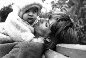 Cornelia Gheorghiu, 16 iunie 1966 ,tânără mămică. ©Cornelia Gheorghiu, între Ciocârlia şi Sarah Bernhardt / Călin Ciobotari – Iaşi: Junimea, 2010.