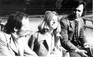 Mihai Ursachi, Cornelia Gheorghiu şi Dionisie Vitcu, după un recital poetic,1970, Popricani (Iaşi). ©Cornelia Gheorghiu, între Ciocârlia şi Sarah Bernhardt / Călin Ciobotari – Iaşi: Junimea, 2010.