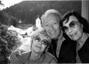 Cornelia Gheorghiu, iunie 2001, alături de profesorul George Carabin şi sora acestuia, Virginica Raiciu. ©Cornelia Gheorghiu, între Ciocârlia şi Sarah Bernhardt / Călin Ciobotari – Iaşi: Junimea, 2010.